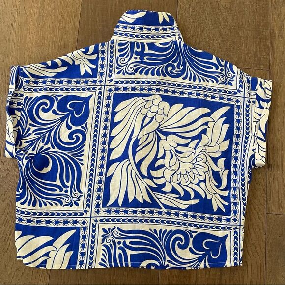 Peach Clothing White Blue Floral Cap Sleeve Cropped Collared Women's Blouse (S) - Picture 7 of 8